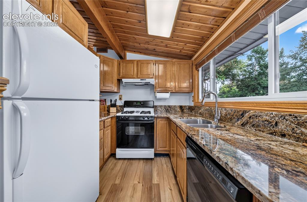 Image 10 of 36: Kitchen