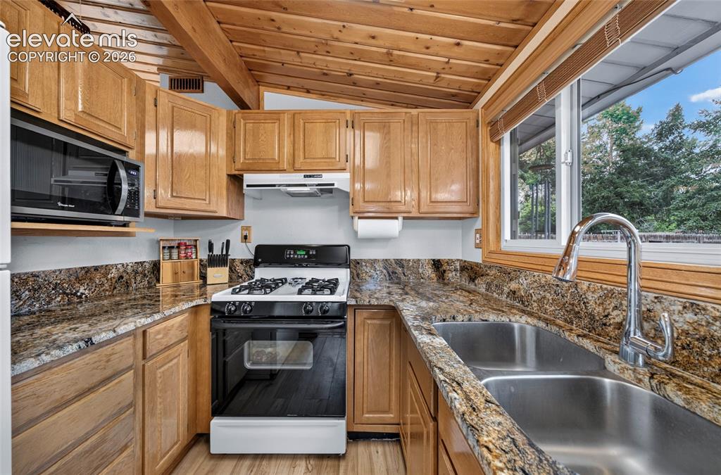 Image 11 of 36: Kitchen
