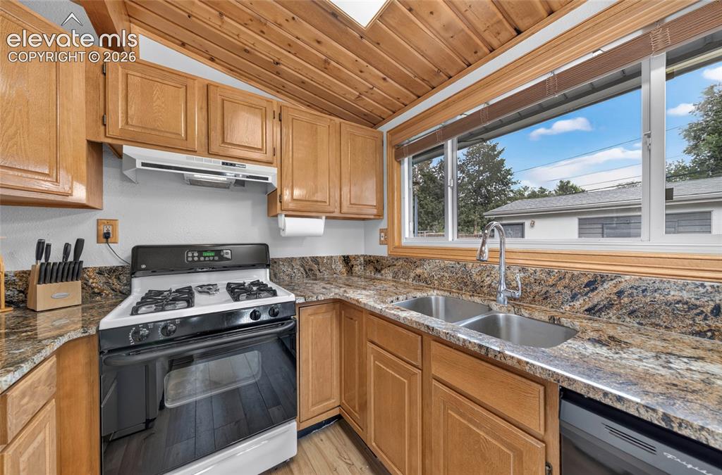 Image 12 of 36: Kitchen
