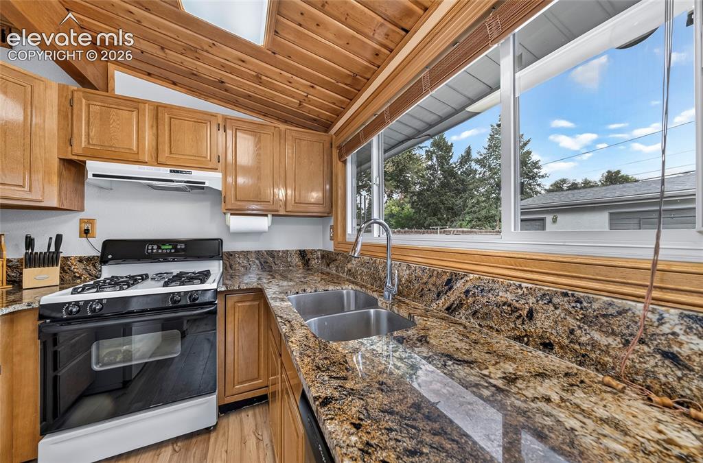 Image 13 of 36: Kitchen