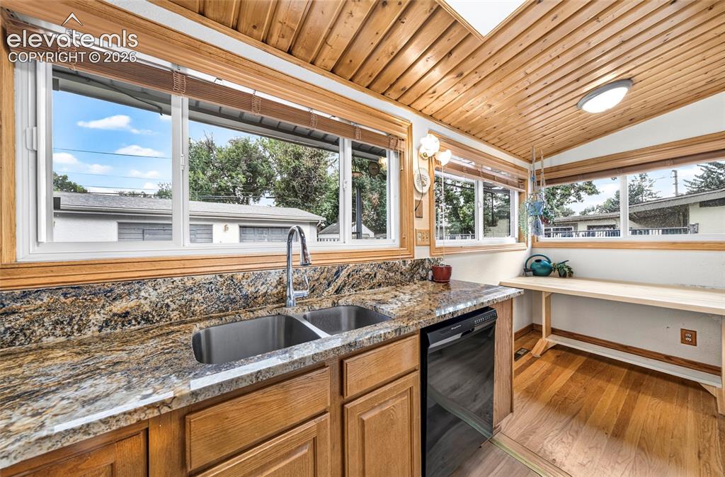 Image 14 of 36: Kitchen