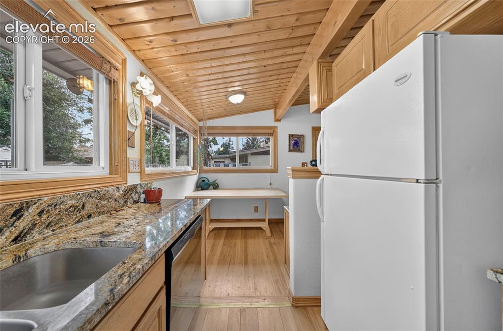 Image 15 of 36: Kitchen