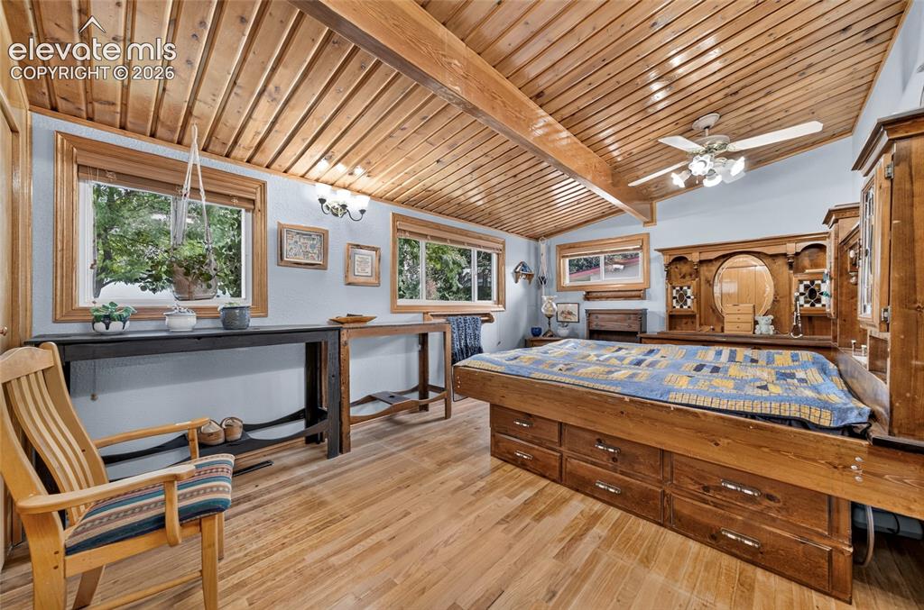 Image 16 of 36: Bedroom