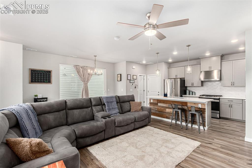 Image 14 of 45: Living Room