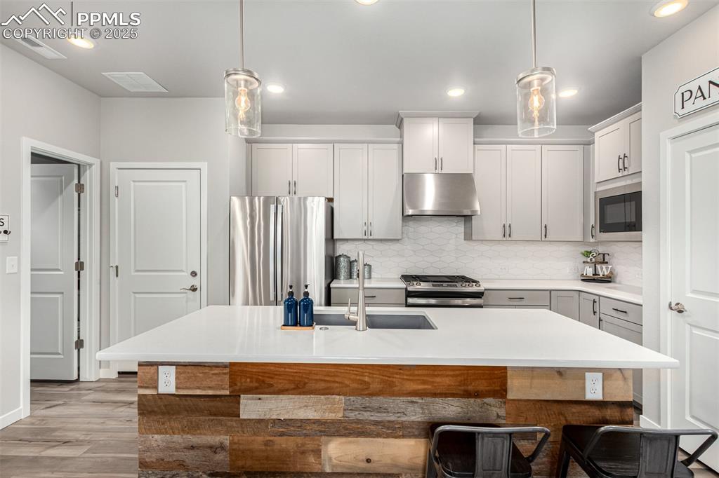 Image 16 of 45: Kitchen