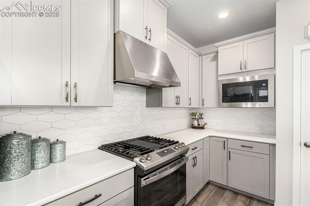 Image 19 of 45: Kitchen