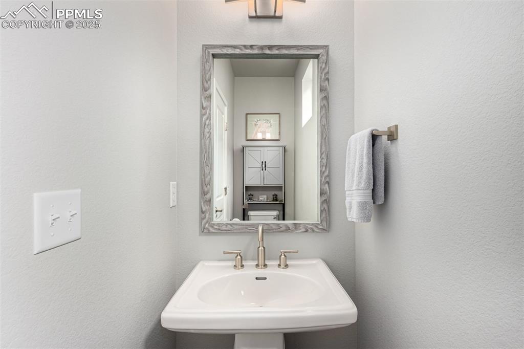 Image 20 of 45: Bathroom