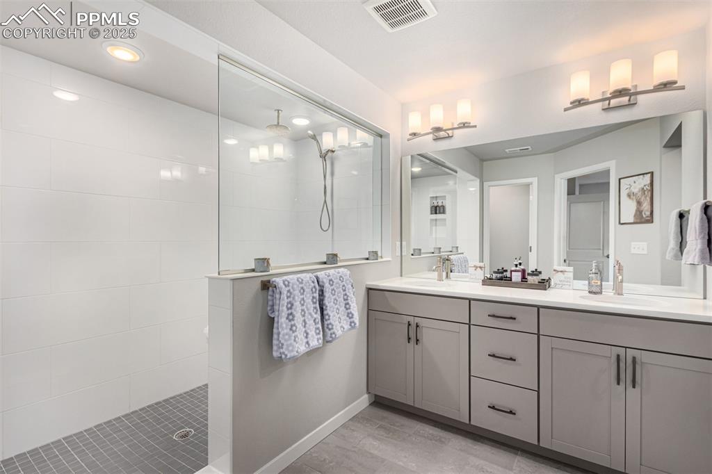 Image 27 of 45: Bathroom