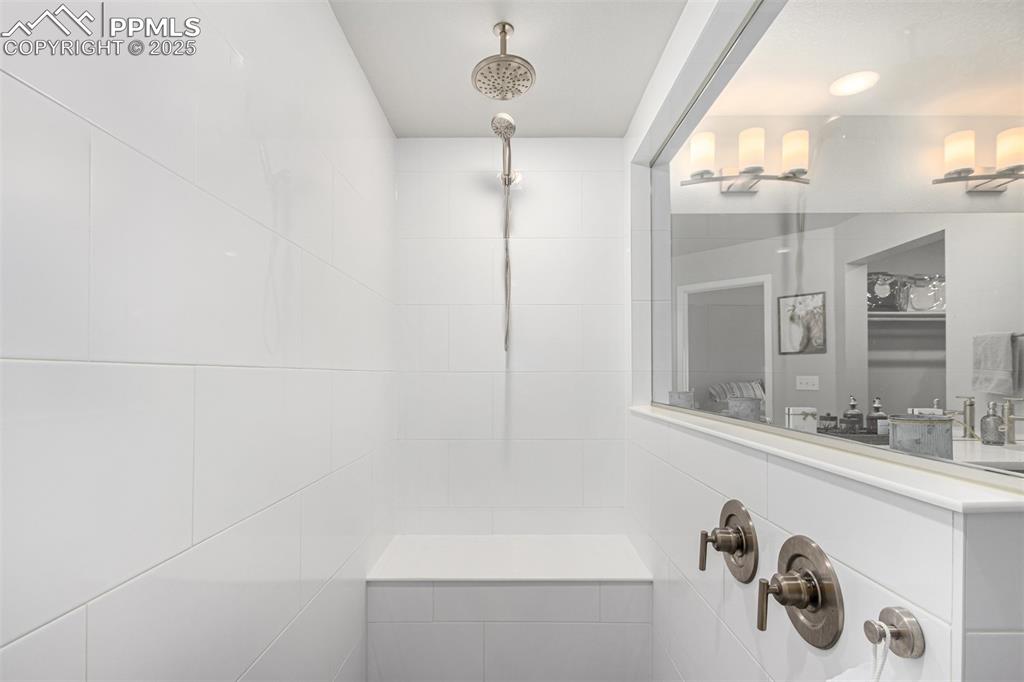 Image 30 of 45: Bathroom