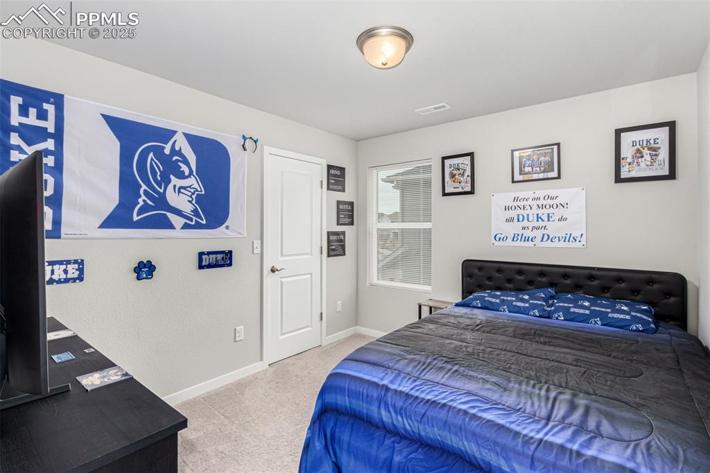 Image 31 of 45: Bedroom