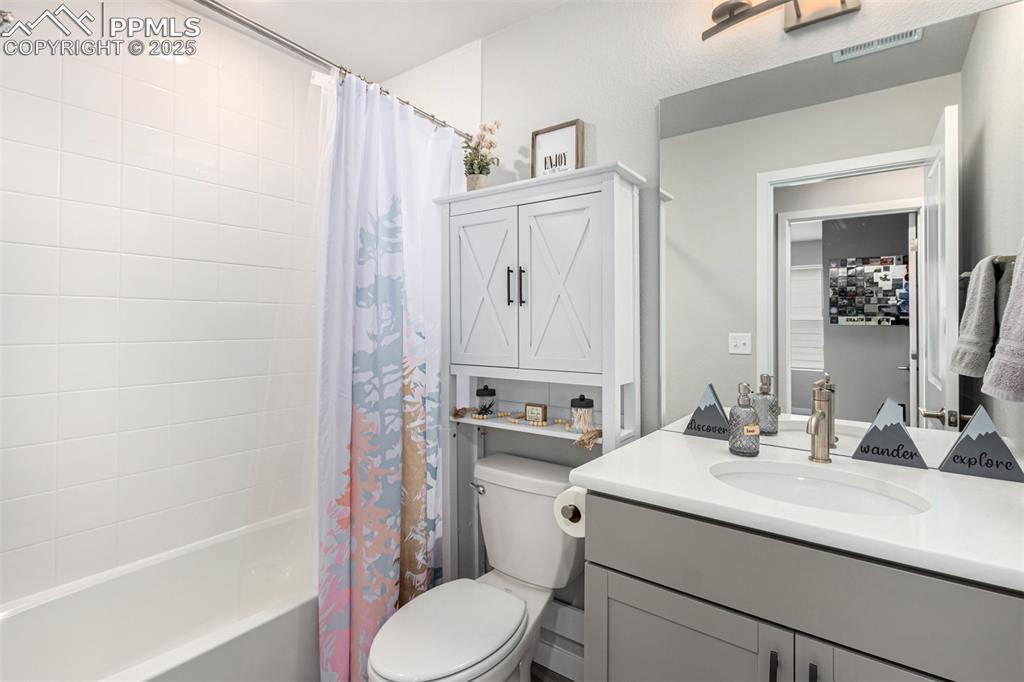 Image 35 of 45: Bathroom