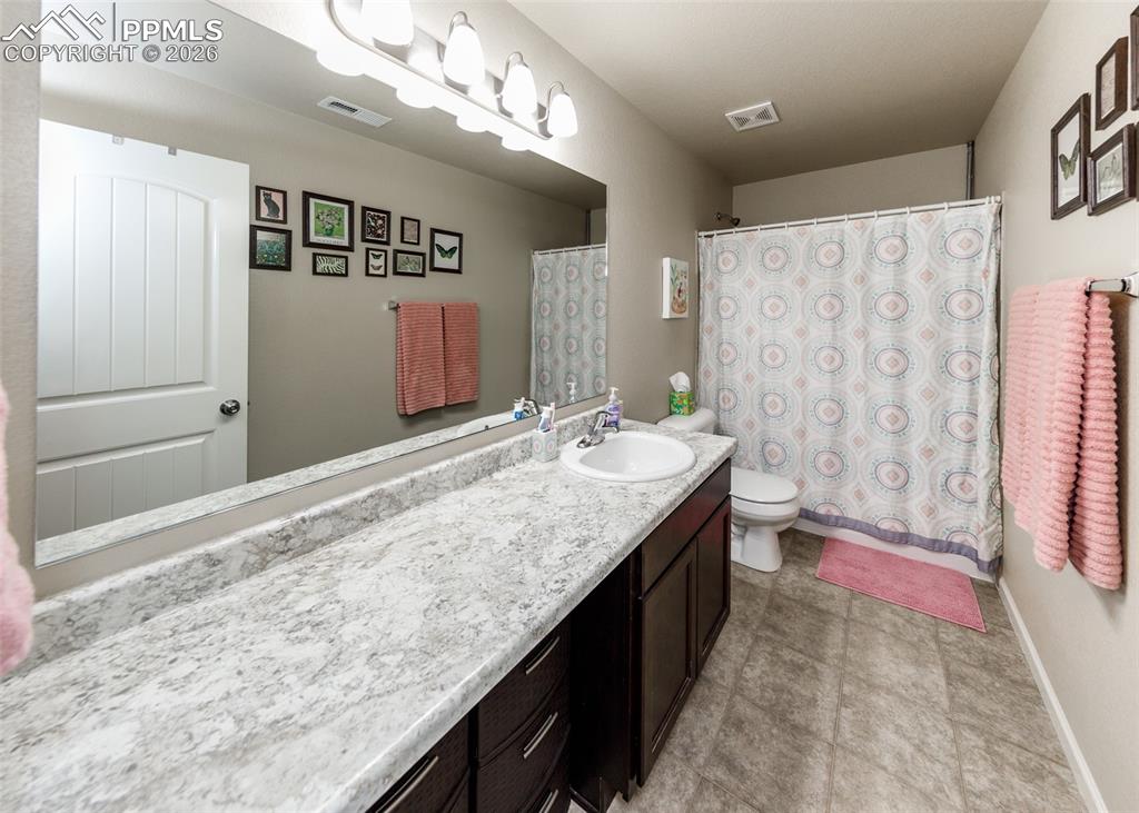 Image 33 of 48: Bathroom
