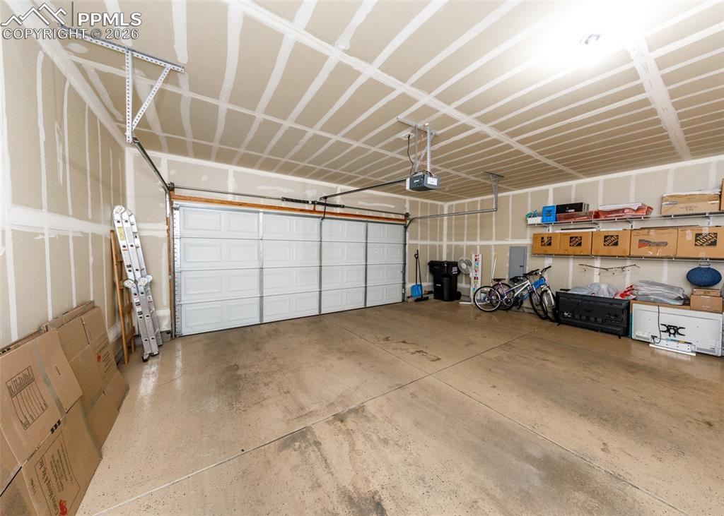 Image 36 of 48: Garage