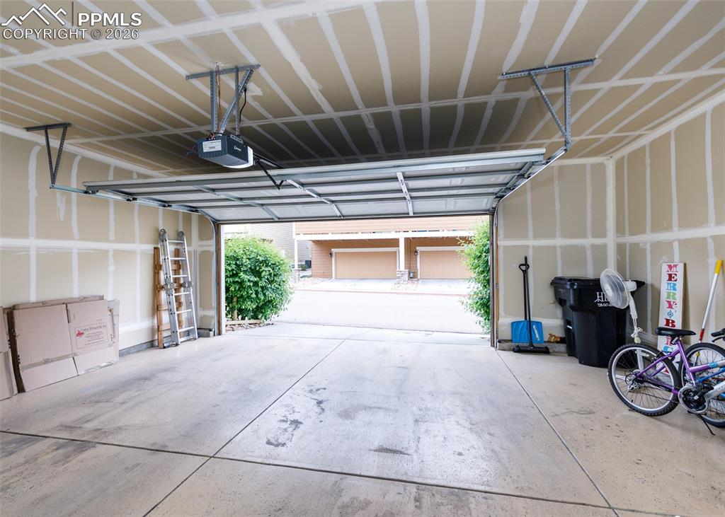 Image 37 of 48: Garage