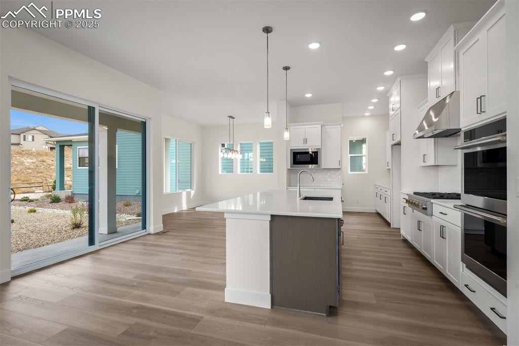 Image 11 of 39: Kitchen