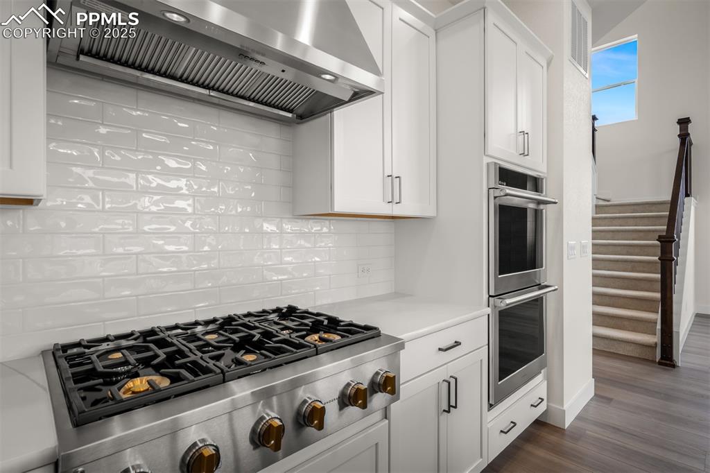 Image 14 of 39: Kitchen