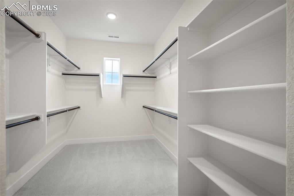 Image 27 of 39: Closet