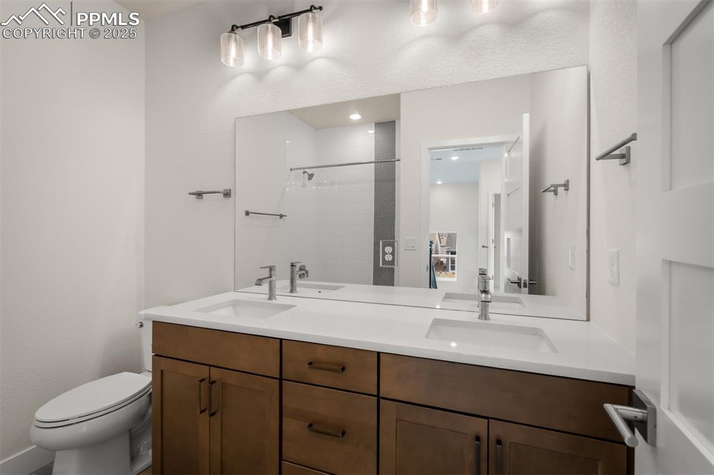 Image 29 of 39: Bathroom