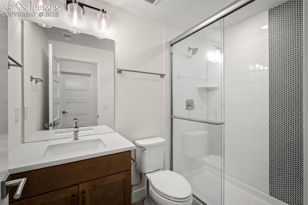 Image 37 of 39: Bathroom