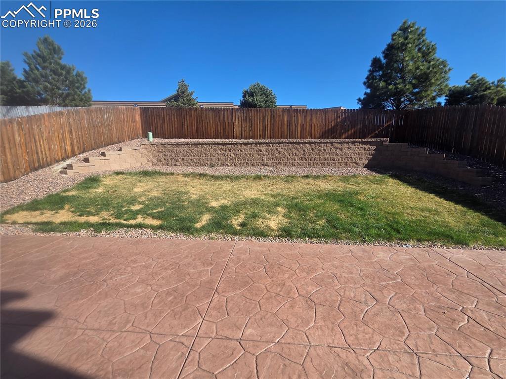 Image 27 of 29: Yard