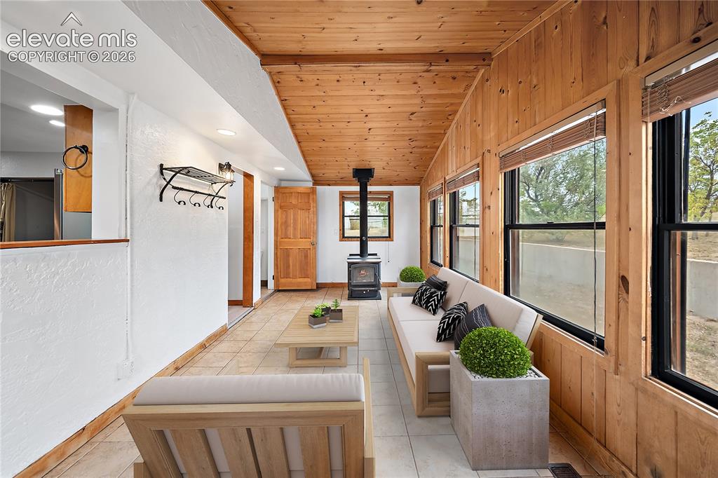 Image 10 of 50: Sunroom