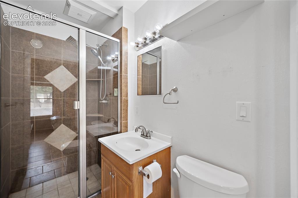 Image 14 of 50: Bathroom