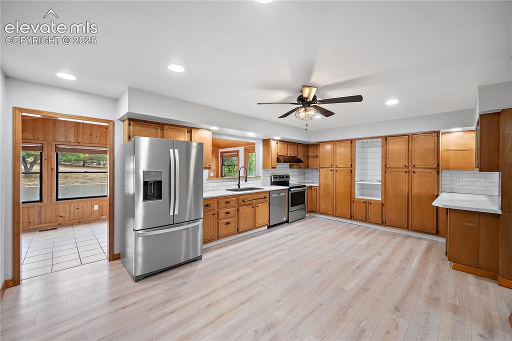 Image 17 of 50: Kitchen