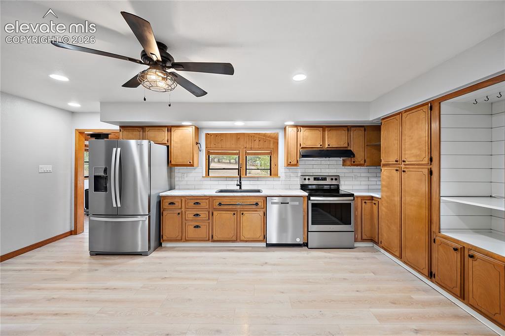 Image 19 of 50: Kitchen