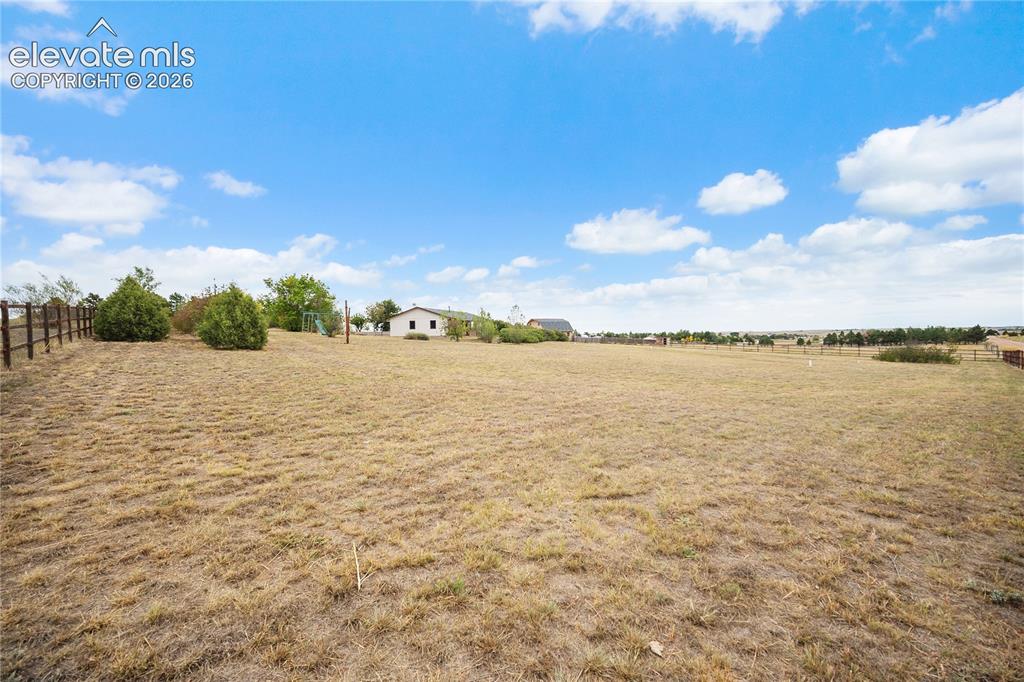 Image 9 of 50: Yard
