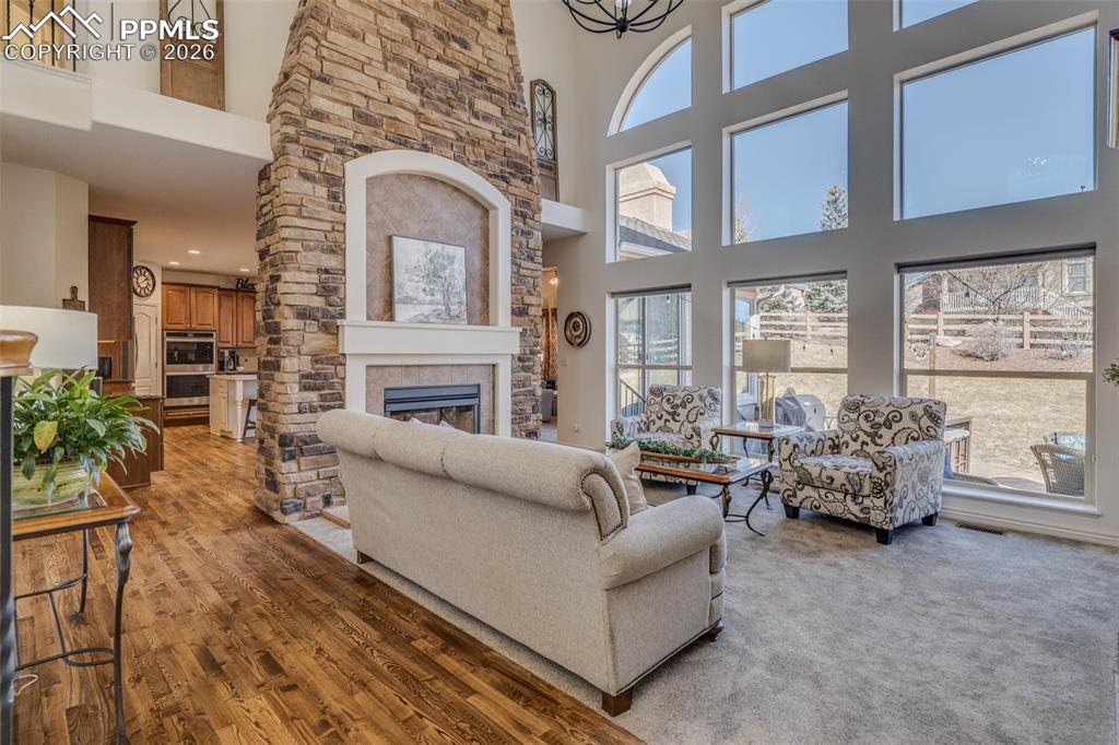 Image 19 of 50: Living Room