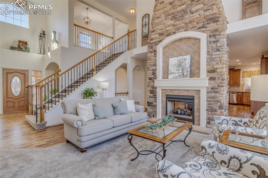 Image 20 of 50: Living Room