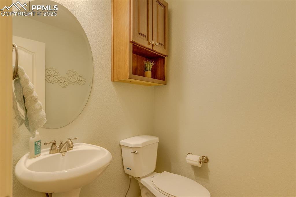 Image 23 of 50: Half bath