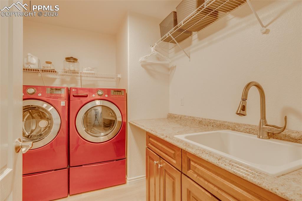 Image 24 of 50: Laundry