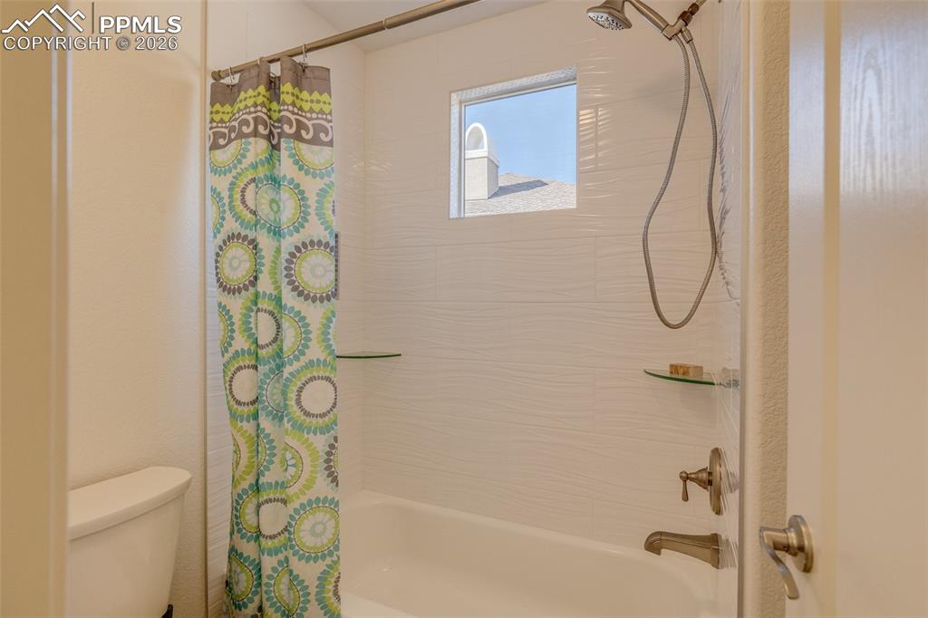 Image 30 of 50: Upper level bath