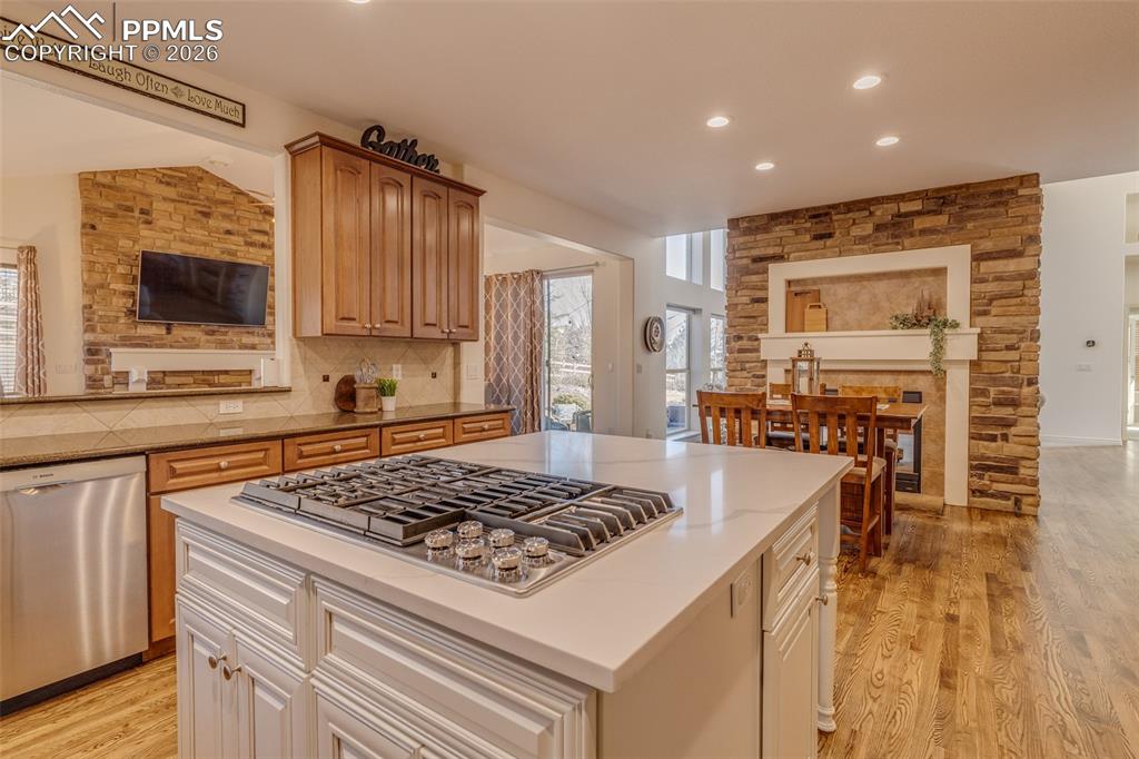 Image 8 of 50: Kitchen