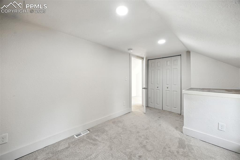 Image 21 of 25: Bedroom