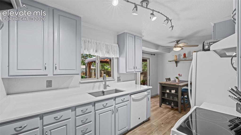 Image 10 of 35: Kitchen