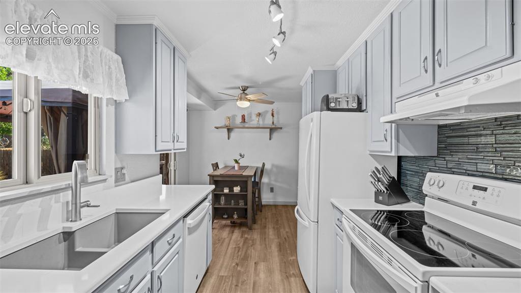Image 11 of 35: Kitchen