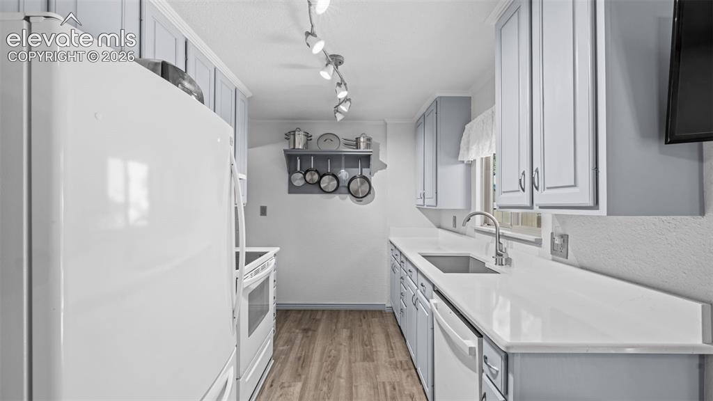 Image 14 of 35: Kitchen