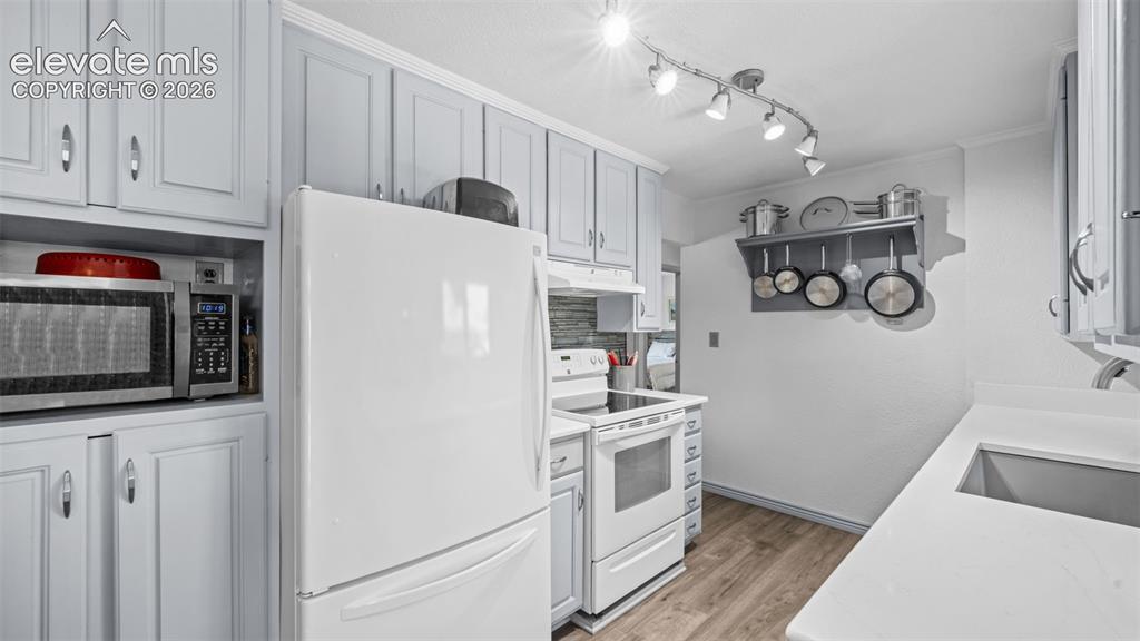Image 15 of 35: Kitchen