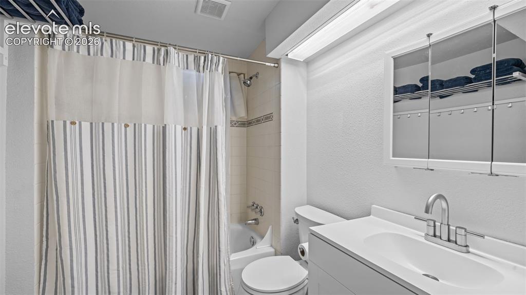 Image 19 of 35: Downstairs Bath-Tile Floor
