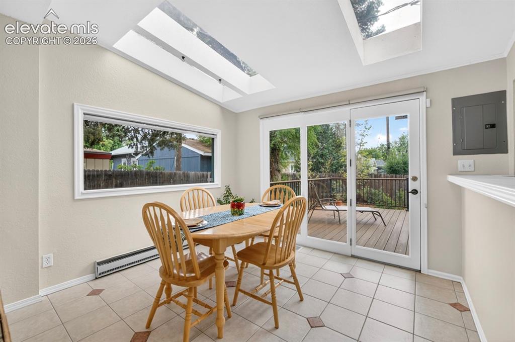Image 10 of 40: Dining Area