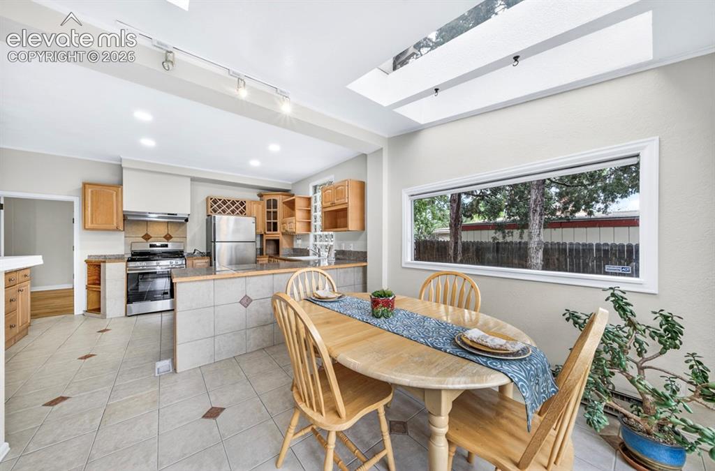 Image 11 of 40: Dining Area