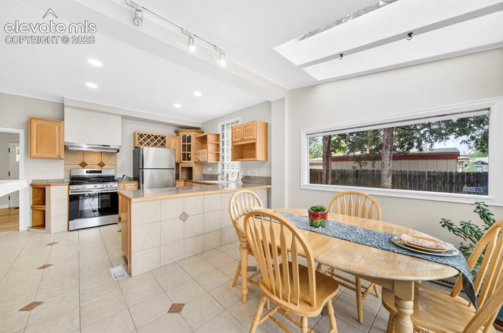 Image 12 of 40: Dining Area