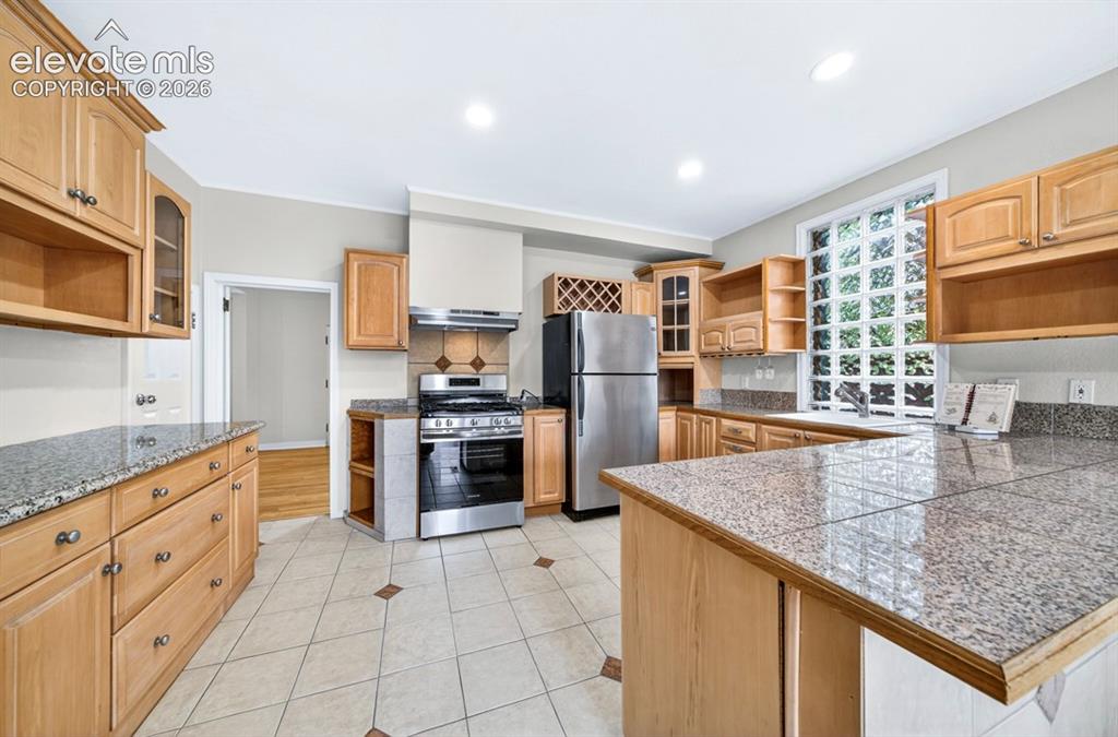 Image 13 of 40: Kitchen