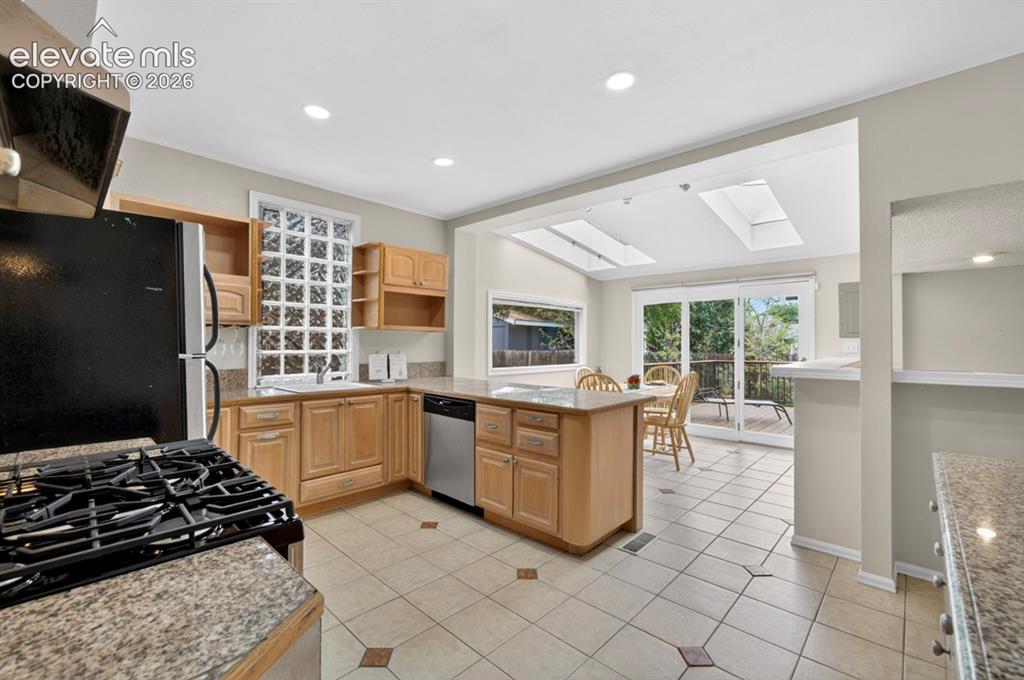 Image 14 of 40: Kitchen