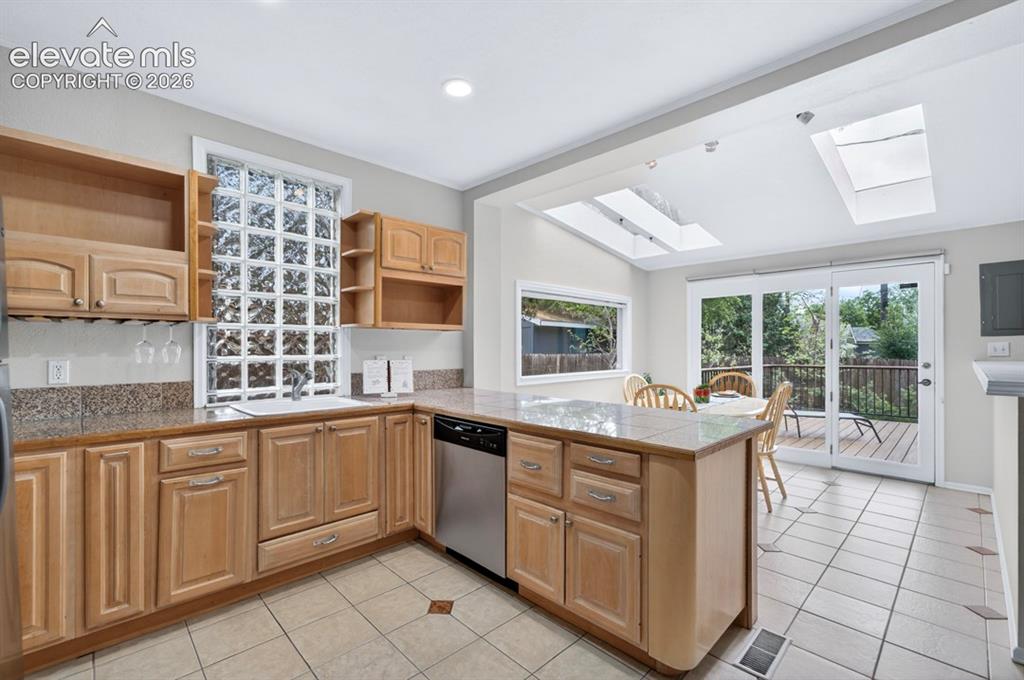 Image 15 of 40: Kitchen