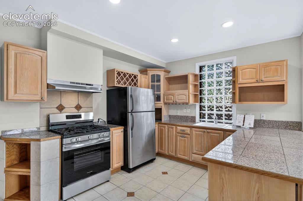 Image 16 of 40: Kitchen