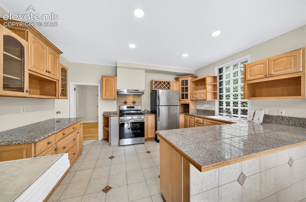 Image 8 of 40: Kitchen
