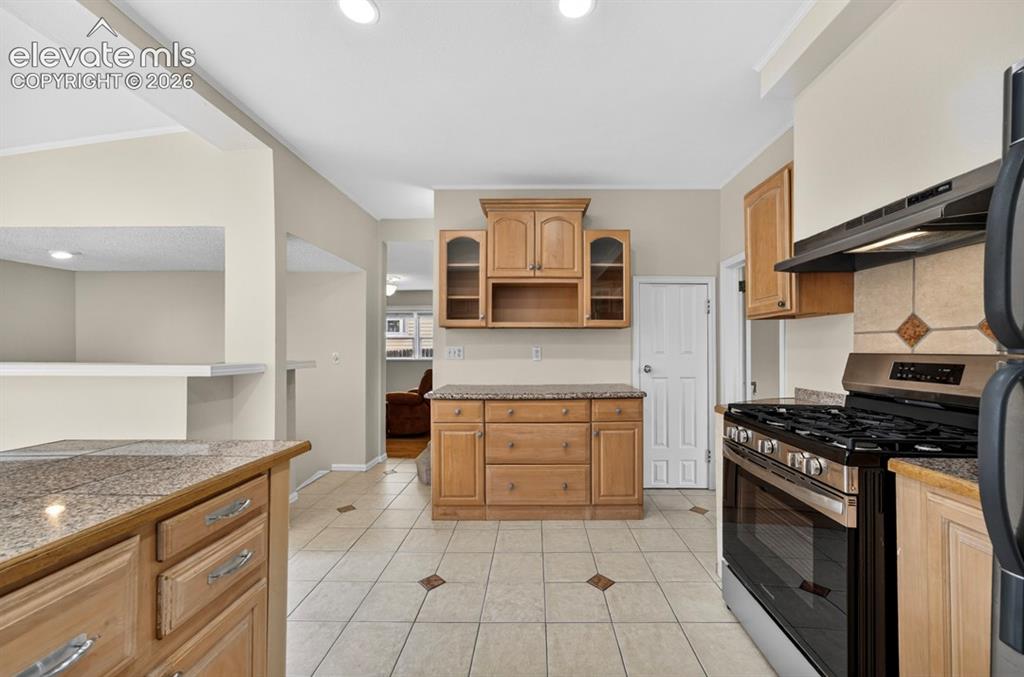 Image 9 of 40: Kitchen